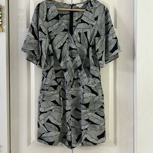 Loft size 8 black and white tropical print romper shorts